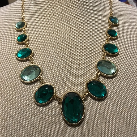 đź”´ Green and Gold Statement Necklace - Picture 2 of 7